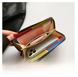 Détails de l'intérieur du portefeuille marron avec emplacements cartes et compartiments billets