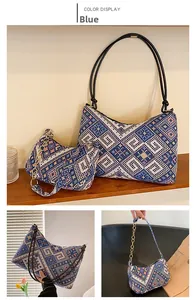 Dettaglio della trama intrecciata geometrica blu e bianca della borsa con catena