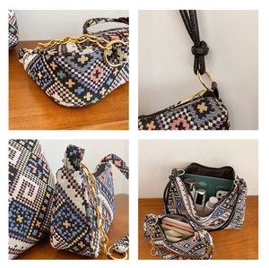 Détails de broderie ethnique avec chaîne dorée sur le sac à bandoulière chic