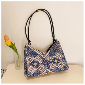 Vue détaillée de la texture tissée géométrique ethnique de ce sac bandoulière décontracté