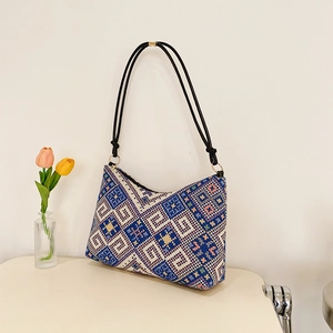 Sac fourre-tout ethnique avec motifs géométriques colorés et bandoulières élégantes