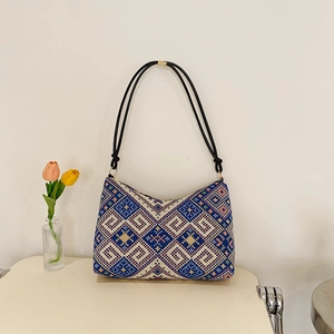 Sac sous le bras ethnique avec broderie géométrique colorée et bandoulière noire chic