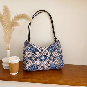 Sac à bandoulière ethnique bohème avec broderie géométrique et bandoulière chaîne