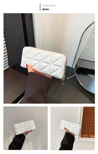 Vue détaillée de la pochette matelassée blanche avec coutures et fermeture dorée