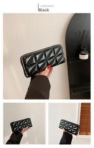 Vue détaillée de la pochette en cuir verni matelassé noir avec zip doré de qualité