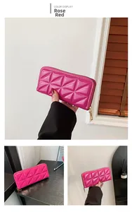 Détail du portefeuille matelassé en cuir verni rose avec fermeture éclair dorée et losanges