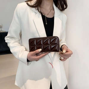 Pochette bordeaux matelassée à coutures en losanges avec fermeture éclair dorée chic
