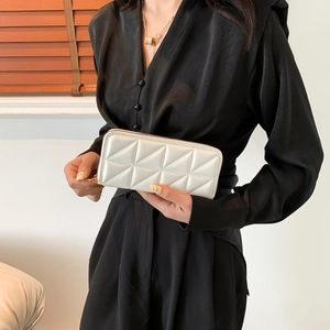 Pochette élégante en cuir matelassé blanc avec fermeture éclair dorée pour femmes