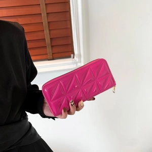 Portefeuille long magenta chic avec gaufrage 3D géométrique et finition laquée brillante