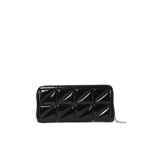 Pochette minimaliste en cuir verni noir avec surpiqûres géométriques et zip doré élégant