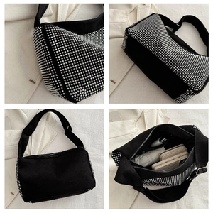 Detailansicht der schwarzen Vintage-Strass-Tasche mit großem Fassungsvermögen und Nieten