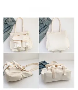 Detailansicht der cremefarbenen Nylon-Tragetasche mit Taschen und Schnallenverschluss