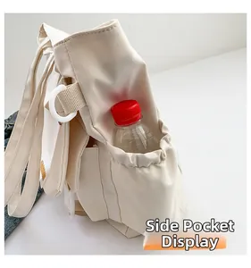 Detailansicht der elastischen Seitentasche der cremefarbenen Nylontasche mit Wasserflasche