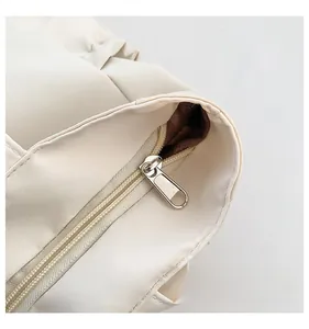 Detail eines glatten silbernen Reißverschlusses an einer großen gepolsterten Nylon-Tote-Bag