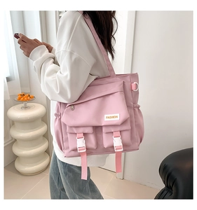 Detail der rosa Nylontasche mit praktischen Vordertaschen und Kunststoffschnallen