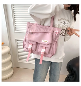 Detailansicht der rosa Nylon-Einkaufstasche mit mehreren Taschen und weißen Schnallen