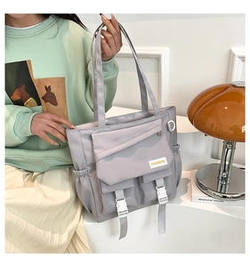 Detailansicht der großen Nylon-Tragetasche mit praktischem Mehrfachtaschen-Design und Schnallen