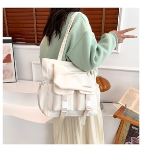 Detailansicht der großen Nylon-Tragetasche mit Multi-Taschen-Design und weißer Kunststoffschnalle