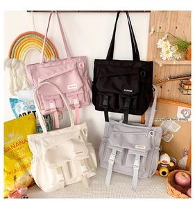Detailansicht großer Nylon-Tote-Bags in Rosa Schwarz und Beige mit praktischen Außentaschen