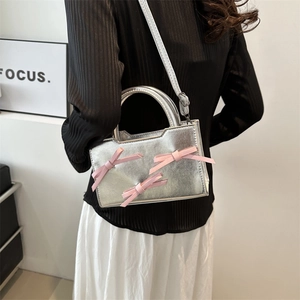 Petit sac à main carré argenté avec nœuds roses, sac à bandoulière élégant pour femmes