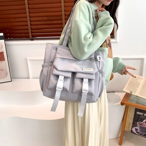 Hellgraue große Nylon-Einkaufstasche mit funktionellen Taschen und weißen Schnallen für Damen