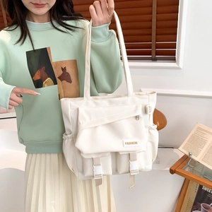 Große cremeweiße Nylon-Tragetasche mit modischem Logo und funktionalen Taschen