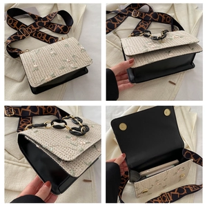 Détail du sac bandoulière en paille tissée avec broderie florale et sangle large