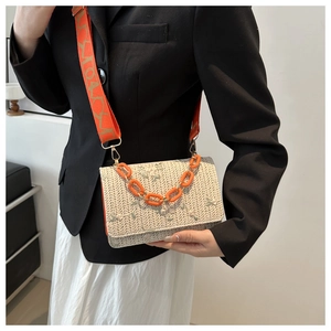 Sac à bandoulière en paille avec broderie florale, sangle orange et chaîne