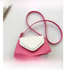 Détail du sac bandoulière rose et blanc avec cœur 3D et boucle en métal doré chic