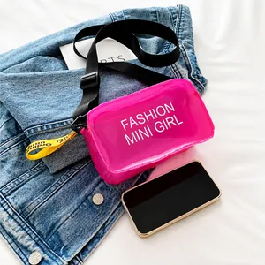 Detalle de mini bolso rosa transparente de PVC con letras y correa negra ajustable