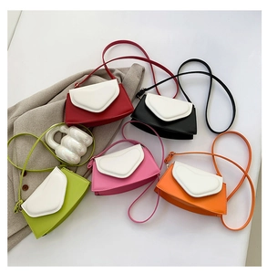 Vue détaillée de cinq sacs bandoulière colorés avec rabat en V en similicuir de haute qualité