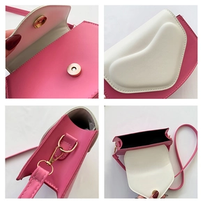 Détails du sac bandoulière rose et blanc montrant le fermoir aimanté et les dorures