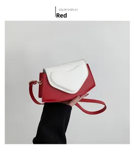 Vue détaillée du sac bandoulière bicolore rouge et blanc avec décoration en cœur