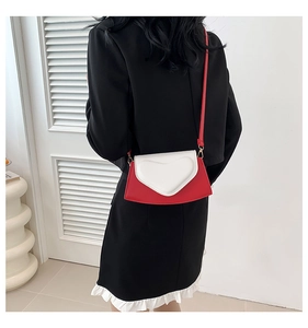 Détail du petit sac à bandoulière rouge et blanc en forme de cœur avec sangle