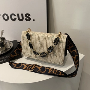 Sac bandoulière en paille tressée beige avec broderie florale et chaîne acrylique