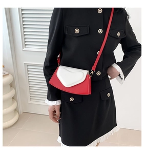 Sac bandoulière avec rabat en forme de cœur blanc et corps trapèze en cuir rouge