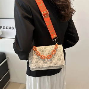 Sac carré en paille tressée beige avec broderie florale, chaîne acrylique et large sangle