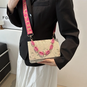 Sac carré tendance en paille avec broderie florale et large bandoulière géométrique