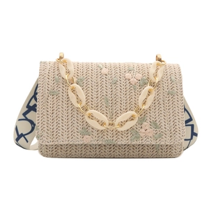 Sac en paille avec broderies florales, chaîne acrylique et large bandoulière