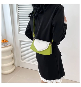 Sac bandoulière vert et blanc avec cœur affiché en vue arrière de mode élégante