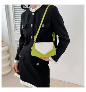 Détail du sac bandoulière vert avocat en forme de cœur avec ferrures dorées