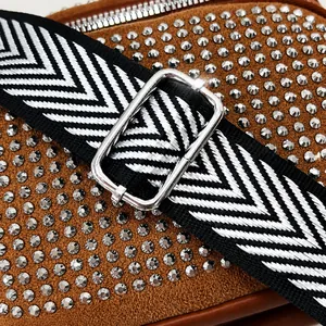 Détail de la boucle métallique sur le sac à strass marron avec bandoulière tissée