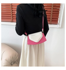 Vue arrière du petit sac bandoulière en forme de cœur avec design rose et blanc