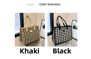 Dettaglio delle borse shopper trapuntate in kaki e nero con motivi a rombi