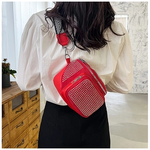 Détail du sac de poitrine rouge à strass avec bandoulière réglable en toile à rayures