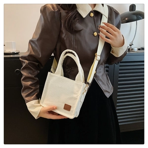 Detailansicht der Cord-Tasche mit verstellbarem Riemen und dekorativem Leder-Patch