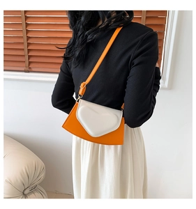 Modèle avec sac bandoulière orange et crème orné d'un grand décor cœur en 3D