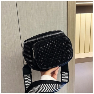 Détail du sac bandoulière noir en strass avec large sangle chevron et fermeture éclair