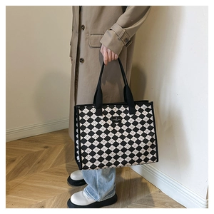 Dettaglio della borsa tote trapuntata bianca e nera con etichetta I LOVE YOU