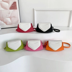 Sac Bandoulière en Cuir PU pour Femmes Contraste de Couleur Décoration Cœur 3D Petit Sac Carré Élégant Doux Quotidien Mode Sacoche